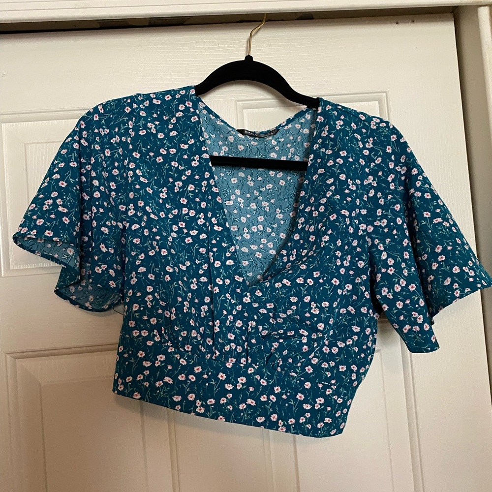 Crop tee with stretchy waist